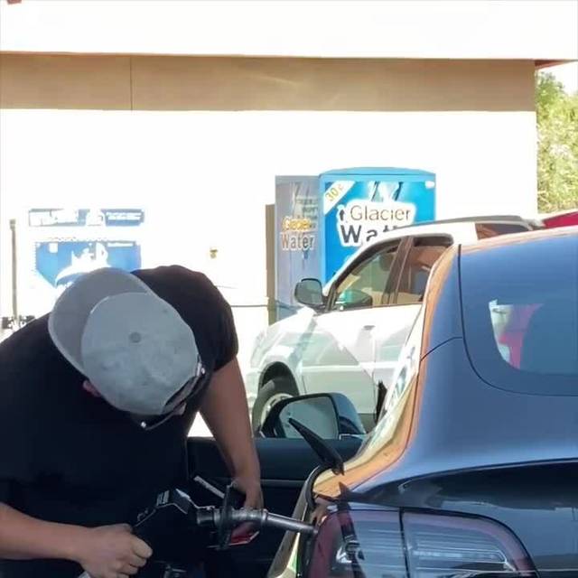 Nam thanh niên đổ xăng cho ô tô điện Tesla